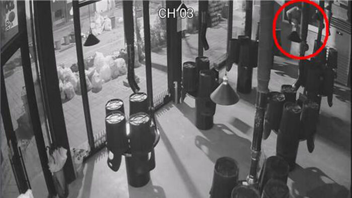 열린 창문을 통해 식당으로 침입하는 A씨 (사진=서울 송파경찰서 제공, 연합뉴스)