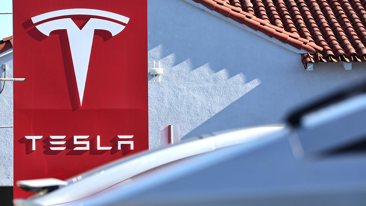 테슬라, 모건스탠리 투자의견 하향 후 주가 3.4%↓