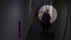 탈의실 천장서 '빼꼼'…"손이 덜덜" 검은 아우터 속 범인