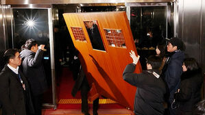 두려움 속에서도 자리 지켰다…국회 불 밝히고 기록까지