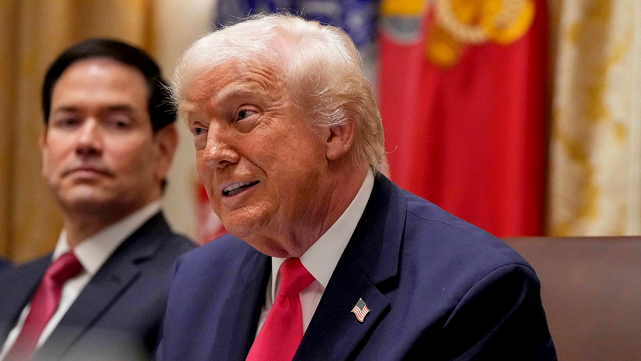 꾸벅꾸벅 졸던 트럼프 맞아?…심야에 160건 '폭풍' SNS