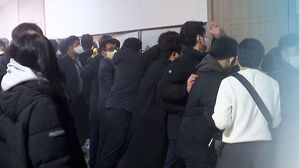 조명 밝히고 기록하고&hellip;'계엄의 밤' 맞선 직원들