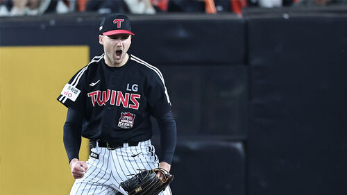 LG 톨허스트가 한화 최재훈을 삼진아웃으로 처리한 뒤 환호하고 있다. (사진=연합뉴스)