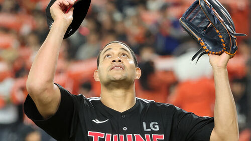 한국시리즈 4차전 LG 트윈스와 한화 이글스의 경기. 6회말 수비를 마친 LG 치리노스가 마운드를 내려가고 있다. (사진=연합뉴스)