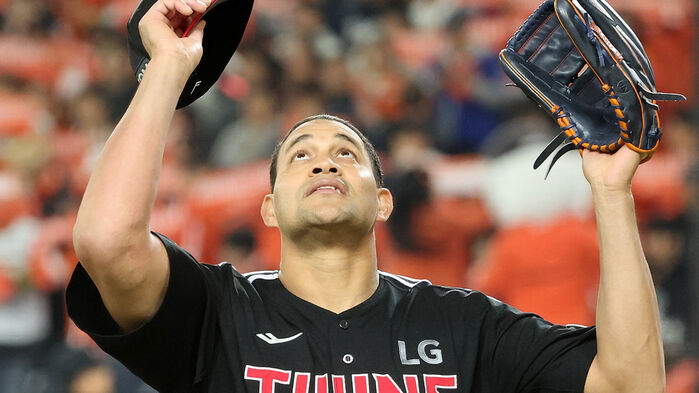 한국시리즈 4차전 LG 트윈스와 한화 이글스의 경기. 6회말 수비를 마친 LG 치리노스가 마운드를 내려가고 있다. (사진=연합뉴스)