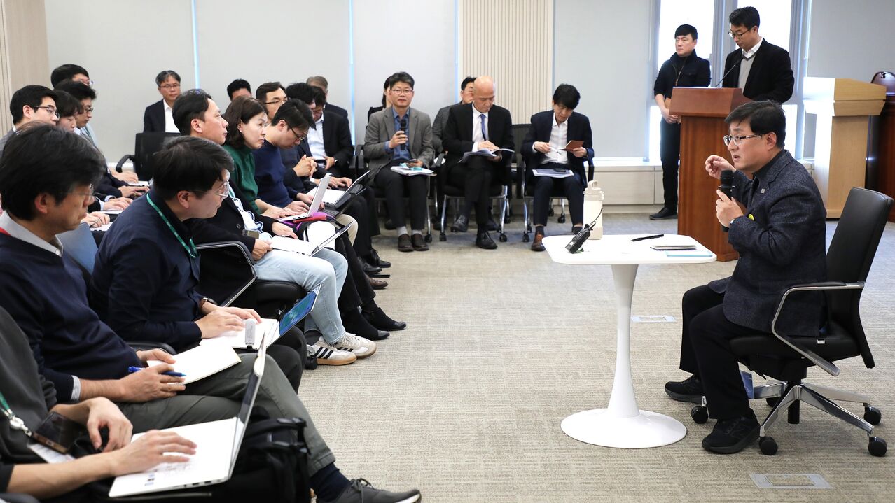 김성환 기후에너지환경부 장관이 지난 1일 세종시 정부세종청사에서 열린 출입기자간담회에서 주요 정책과 현안을 설명하고 있다. (사진=기후에너지환경부 제공)