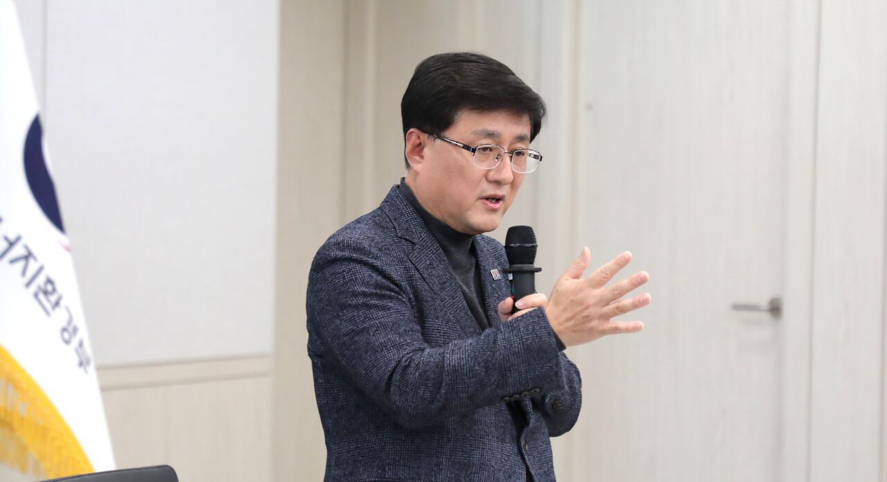 김성환 기후에너지환경부 장관이 지난 1일 세종시 정부세종청사에서 열린 출입기자간담회에서 주요 정책과 현안을 설명하고 있다. (사진=기후에너지환경부 제공)