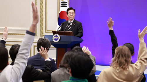 이 대통령 "핵잠, 한미회담 가장 큰 성과…중·일 중재 역할 바람직"