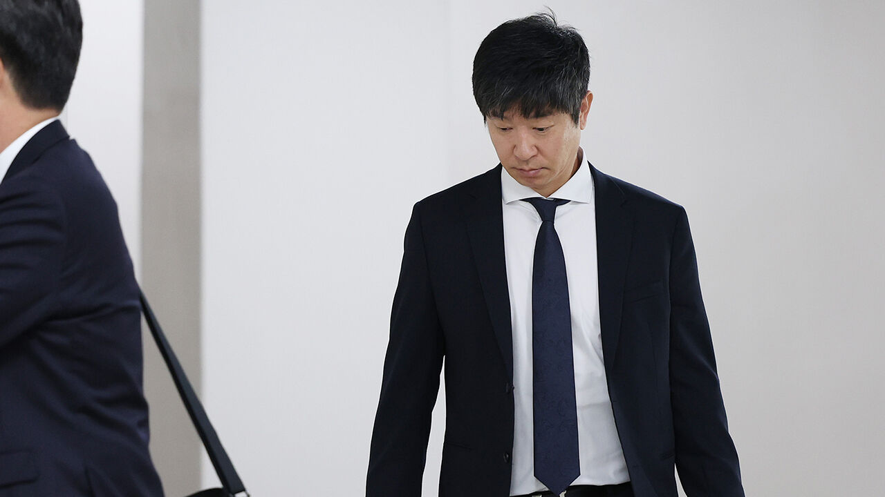 후원사로부터 거액의 금품을 수수한 혐의를 받는 프로야구 KIA 타이거즈의 김종국 전 감독이 4일 오후 서울 서초구 서울중앙지법에서 열린 1심 선고 공판에 출석하기 위해 법정으로 향 (사진=연합뉴스)