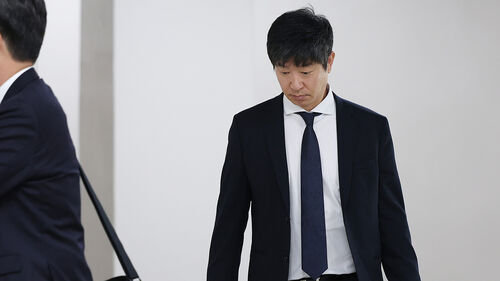 후원사로부터 거액의 금품을 수수한 혐의를 받는 프로야구 KIA 타이거즈의 김종국 전 감독이 4일 오후 서울 서초구 서울중앙지법에서 열린 1심 선고 공판에 출석하기 위해 법정으로 향 (사진=연합뉴스)