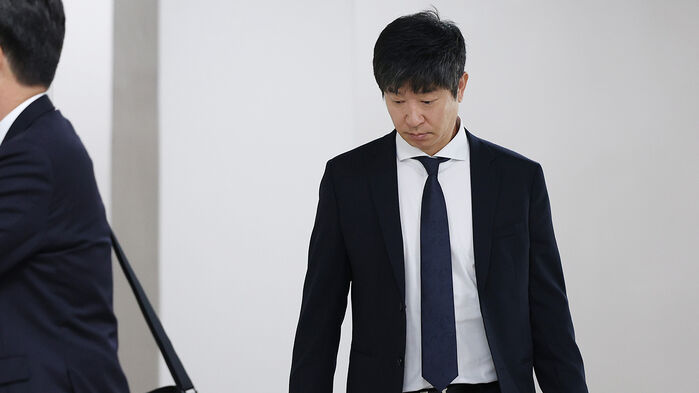 후원사로부터 거액의 금품을 수수한 혐의를 받는 프로야구 KIA 타이거즈의 김종국 전 감독이 4일 오후 서울 서초구 서울중앙지법에서 열린 1심 선고 공판에 출석하기 위해 법정으로 향 (사진=연합뉴스)