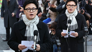 환호 속 등장한 한동훈…"오랜만입니다!" 종이 꺼내더니