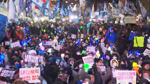 다시 불 밝힌 응원봉…"빛으로 지킨 민주주의"