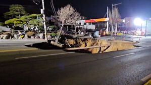 달리던 오토바이가 '뚝'…'1명 사망' 땅꺼짐 원인 나왔다