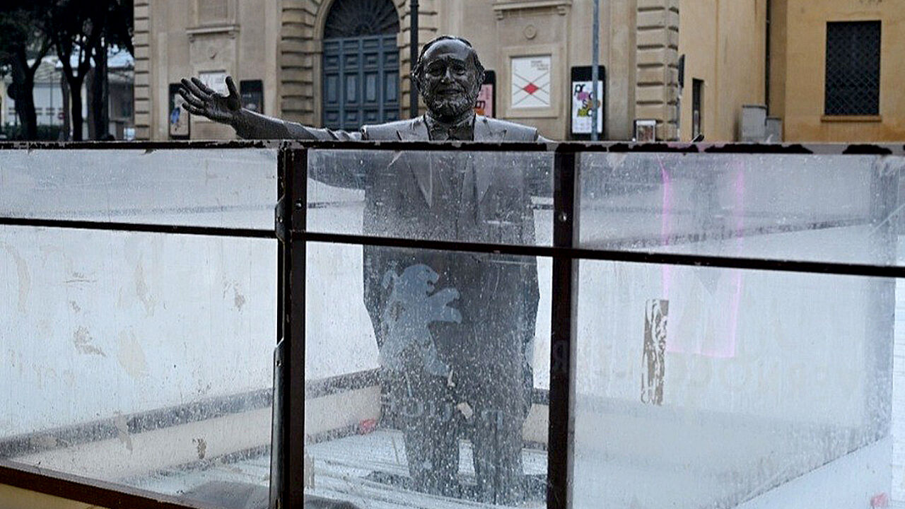 아이스링크에 갇힌 세계적 테너 파바로티 동상…유족 분노