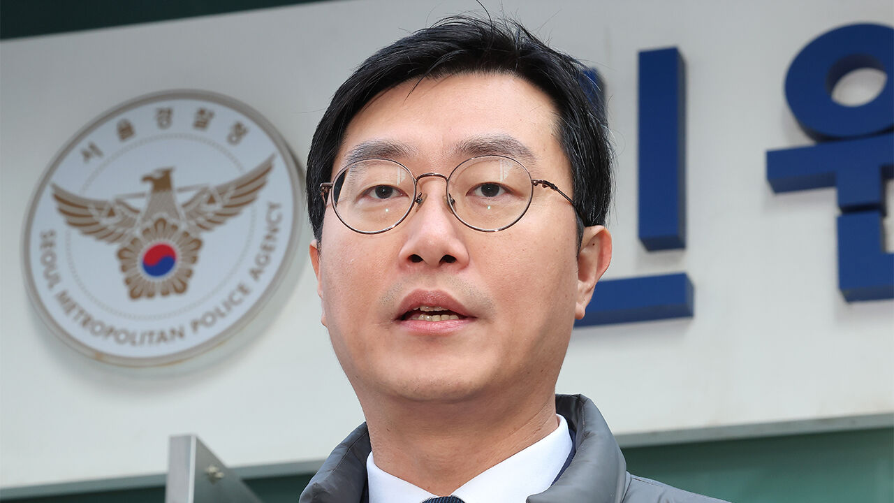 더불어민주당 장경태 의원이 2일 자신을 성추행 의혹으로 고발한 고소인을 무고 및 폭행 등으로 고소·고발하기 위해 서울경찰청 민원실을 방문한 뒤 나와 입장을 설명하고 있다. (사진=연합뉴스)