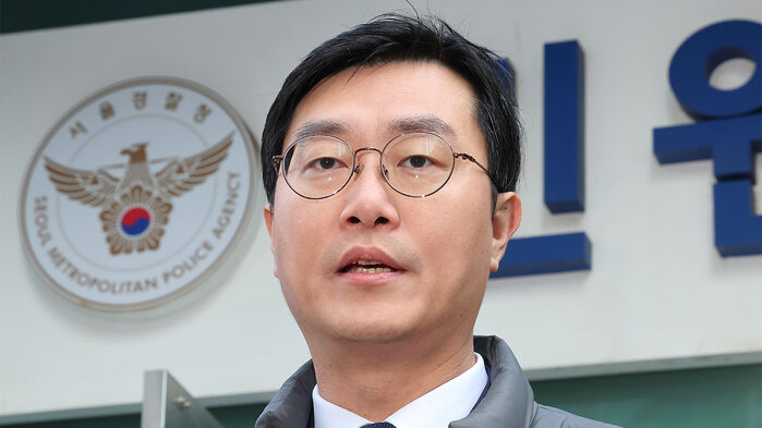 더불어민주당 장경태 의원이 2일 자신을 성추행 의혹으로 고발한 고소인을 무고 및 폭행 등으로 고소·고발하기 위해 서울경찰청 민원실을 방문한 뒤 나와 입장을 설명하고 있다. (사진=연합뉴스)