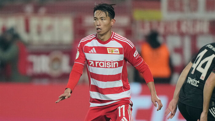 볼 경합 중인 우니온 베를린의 정우영 (사진=AP, 연합뉴스)