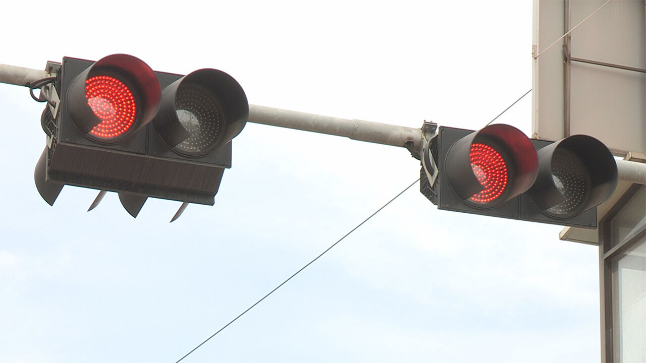 인천 송도서 신호등 충돌한 차량 전소…경찰, 경위 수사