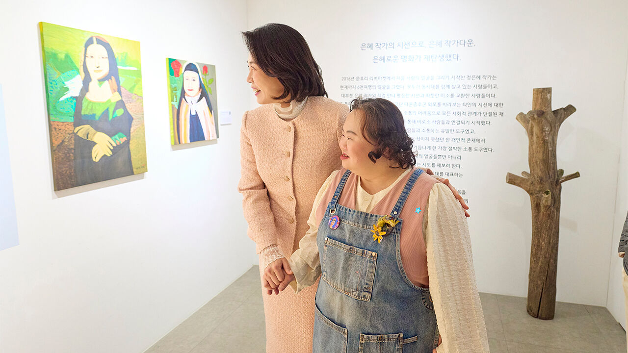 김혜경 여사, 발달장애 화가 정은혜 전시 관람…"용기·열정에 감동"