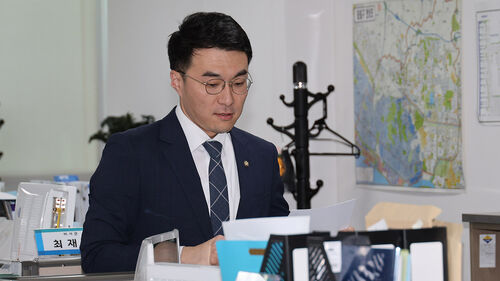 김남국 대통령실 비서관 사직…"훈식이형, 현지누나" 인사 청탁 논란 이틀 만