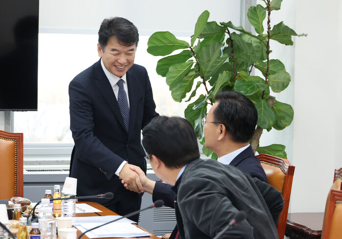 문진석 민주당 원내운영수석부대표 (서 있는 이, 지난달 26일 국회 운영위 소위)