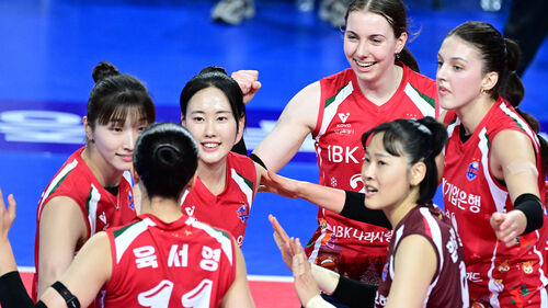 여자배구 IBK, 여오현 대행 체제 3연승…정관장 꺾고 꼴찌 탈출