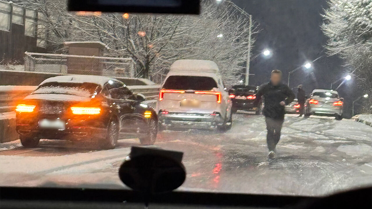"터널에서 3시간 째에요"…폭설 이은 결빙에 경기 도로 곳곳 마비