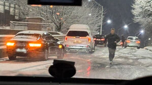 "터널에서 3시간 째에요"&hellip;폭설 이은 결빙에 경기 도로 곳곳 마비