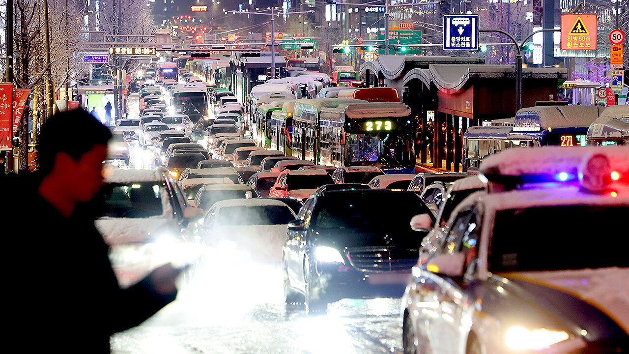 두시간 첫눈에 하얗게 질린 서울…밤늦게까지 퇴근길 짜증·불안