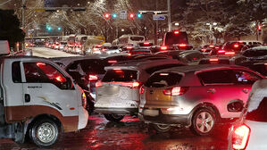 폭설 내린 경기남부 곳곳 결빙에 사고 속출&hellip;신고 1천902건 접수