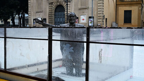 갇힌 김에 하이파이브?…"이건 조롱" 거장 부인 분노