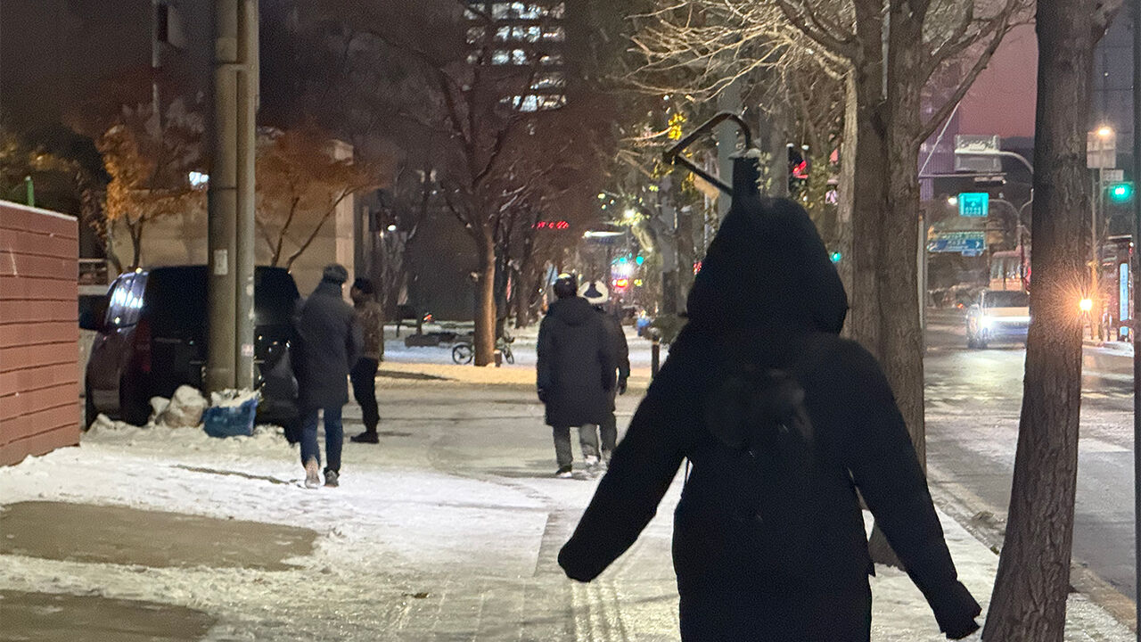 아이젠 낀 직장인, 6중·7중 추돌…'생존게임' 된 출근길