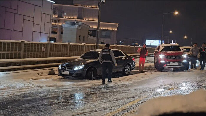전날 내린 눈 그대로 얼어 곳곳 빙판&hellip;오늘도 강추위