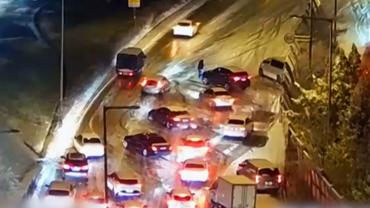 바퀴 헛돌고 뒤에서  밀자 …꽉 막힌 터널서 버스 하차