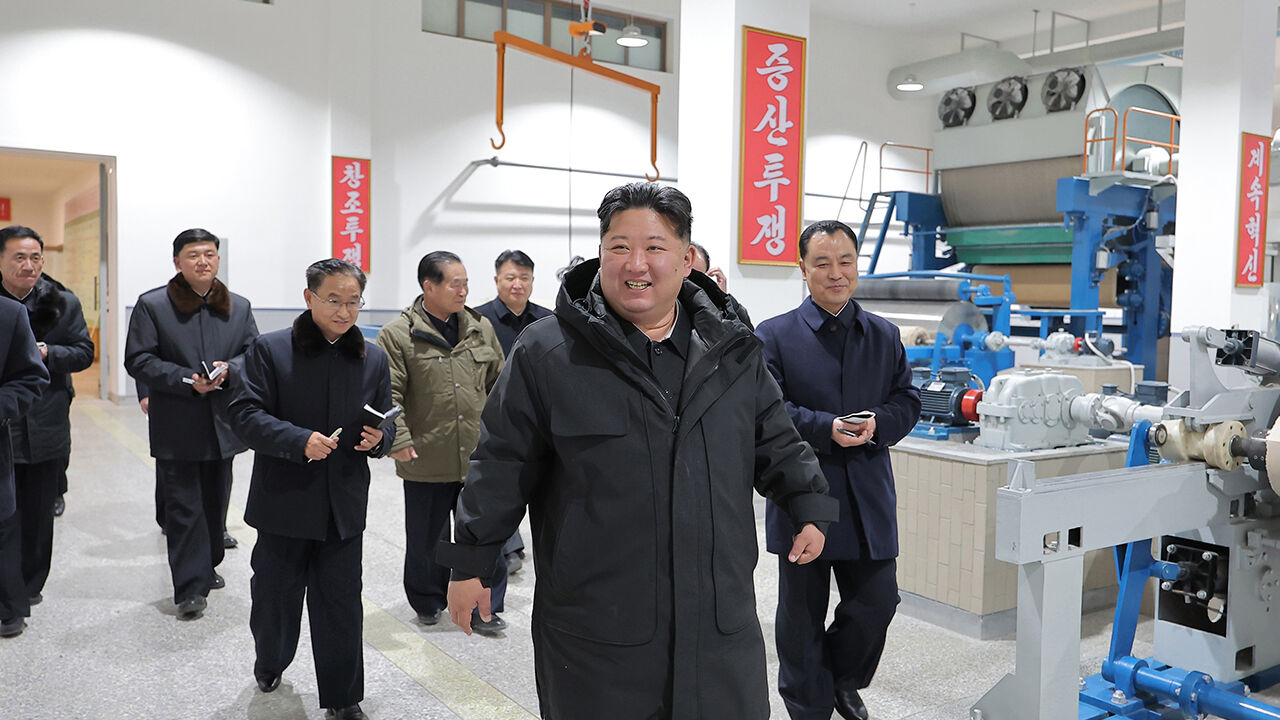 김정은 "2년도 안돼 40개 시, 군에 지방공장 건설"