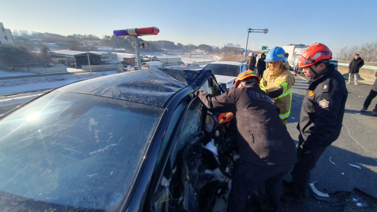 블랙아이스에 차량 9대 연쇄 추돌…13명 부상