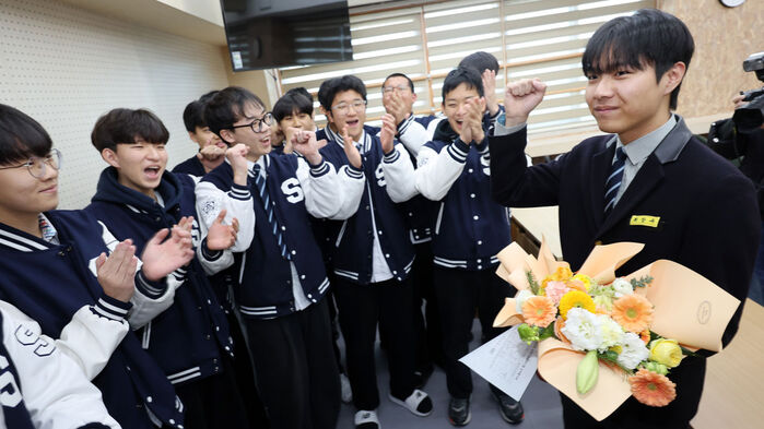 2026학년도 수능 성적표가 배부되는 5일 광주 서구 화정동 서석고등학교에서 만점자 재학생 최장우군이 학생회 후배들로부터 수능 만점 축하를 받고 있다. (사진=연합뉴스)