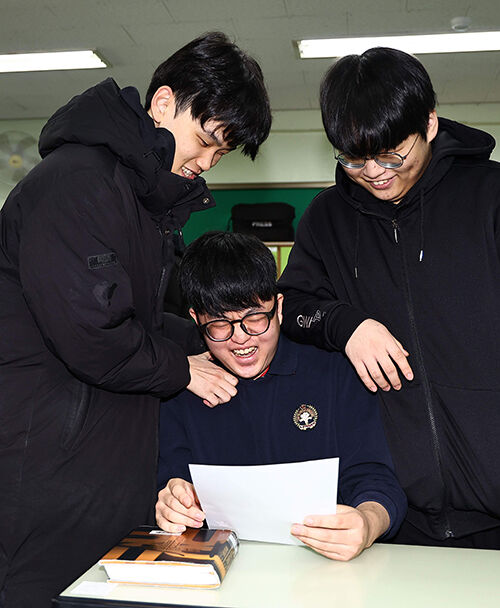 친구들에게서 수능만점 축하받는 왕정건 군 (사진=연합뉴스)