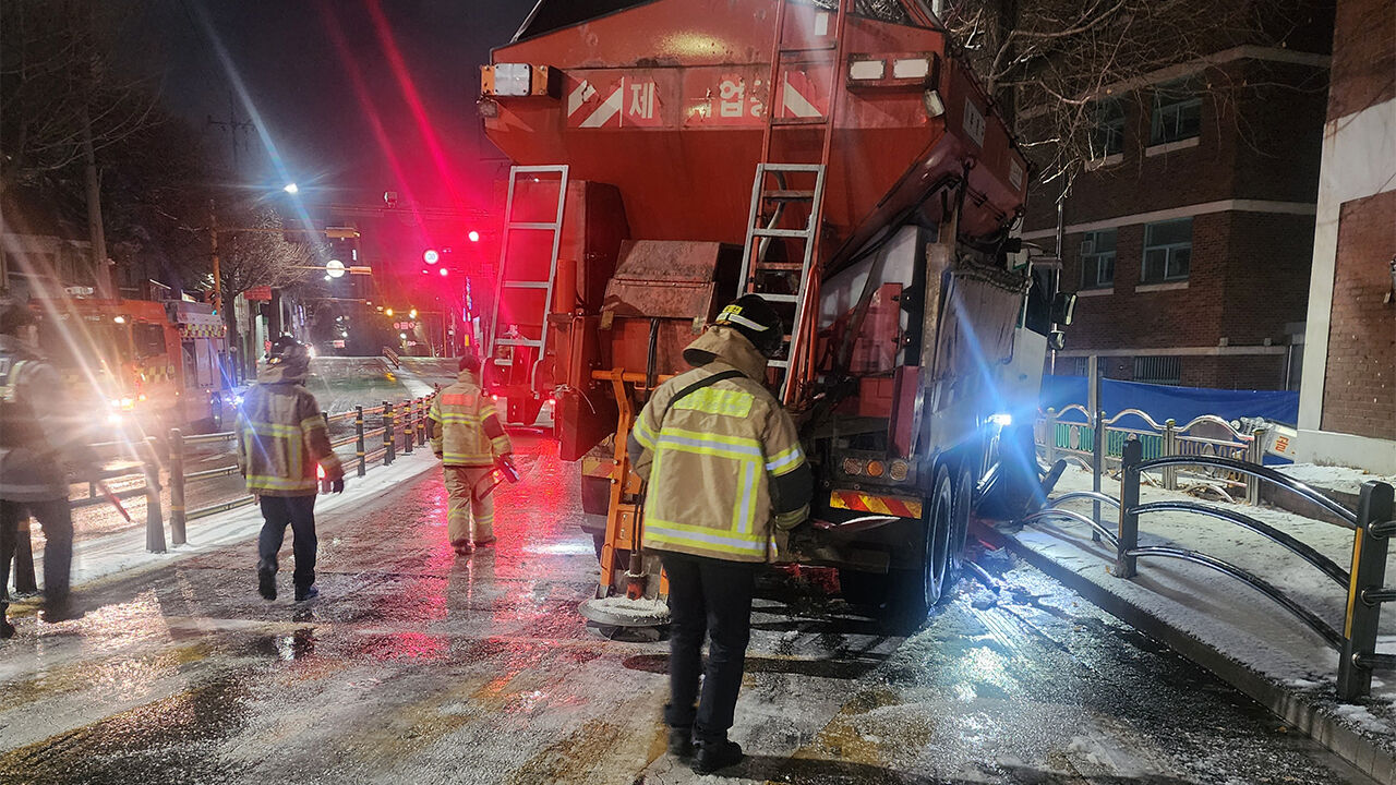 인천서 제설용 차량이 가로수 들이받아…공무원 1명 부상