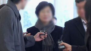 '김건희에 명품백 선물' 김기현 부인 특검 출석…묵묵부답