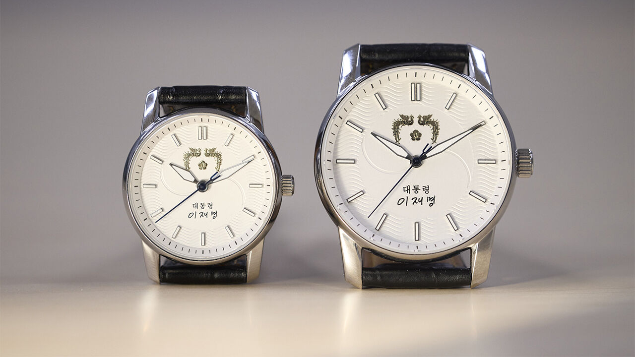 '이 대통령 손목시계' 뒷면 문구 '눈길'…자필 글씨체로 각인