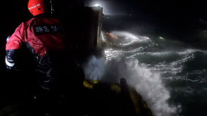 칠흑같은 밤바다 "여전히 실종 상태"…선장은 어디에