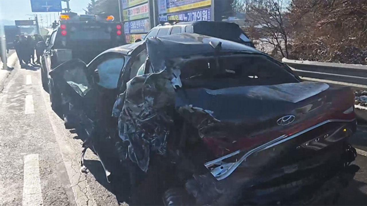 14톤 트럭이 '쾅'… 앞뒤가 종잇장처럼  13명 부상