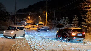 뒤엉키고 부딪히고&hellip;도로 곳곳 '아수라장'