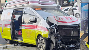 창원서 환자 태우고 달리던 119 구급차, 전봇대 '쾅'