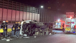 고속도로 달리던 3톤 트럭이 '쾅'&hellip;1명 사망&middot;1명 중상