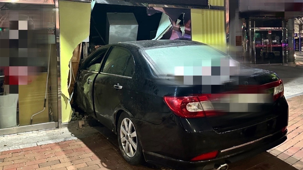 60대 몰던 차량, 도로 달리다 돌연 '쾅'…식당 날벼락