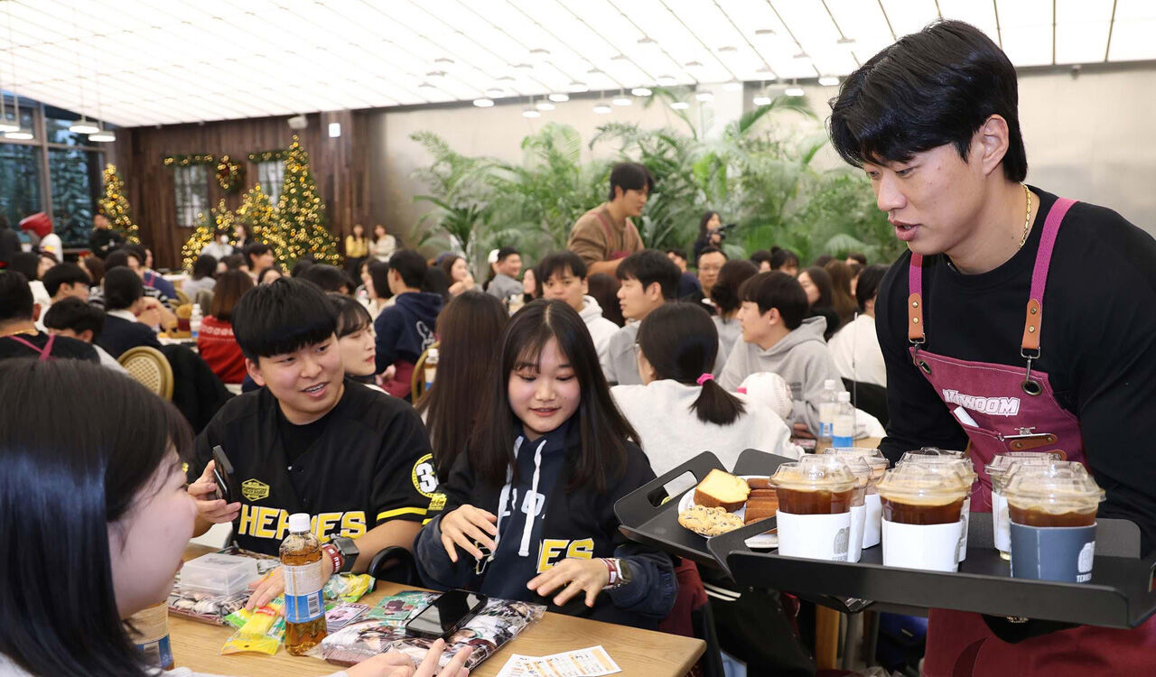 프로야구 키움, 백화점서 자선행사…수익금 전액 기부