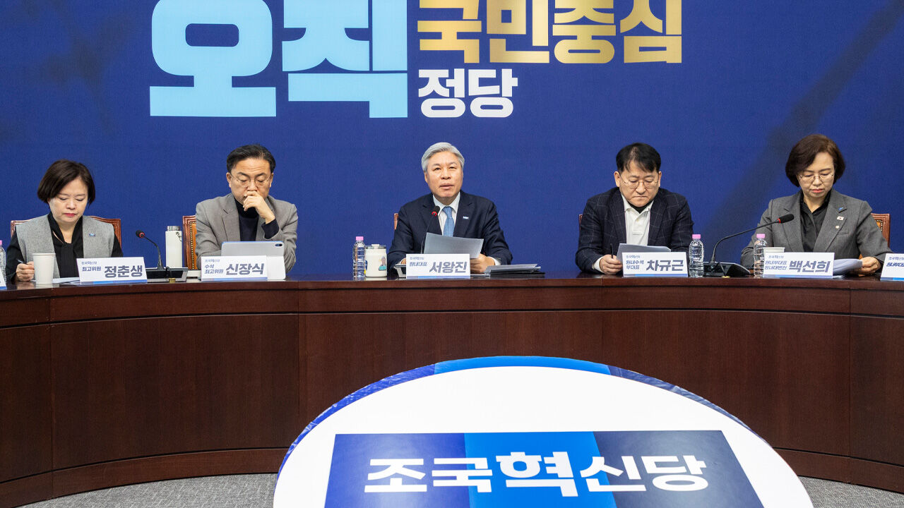 조국혁신당 서왕진 원내대표가 7일 국회에서 열린 현안 관련 기자간담회에서 내란전담재판부 등 여당이 추진 중인 법안에 대한 의견을 발표하고 있다. 